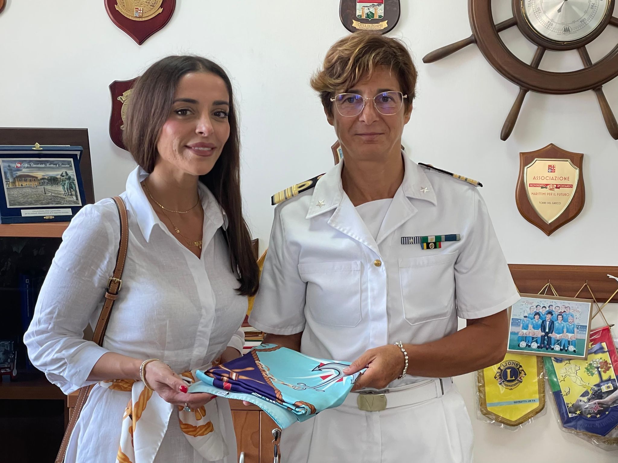 Dal Lab Mirù, l'esclusivo foulard in omaggio a Castellammare ed alla Nave scuola Amerigo Vespucci 
